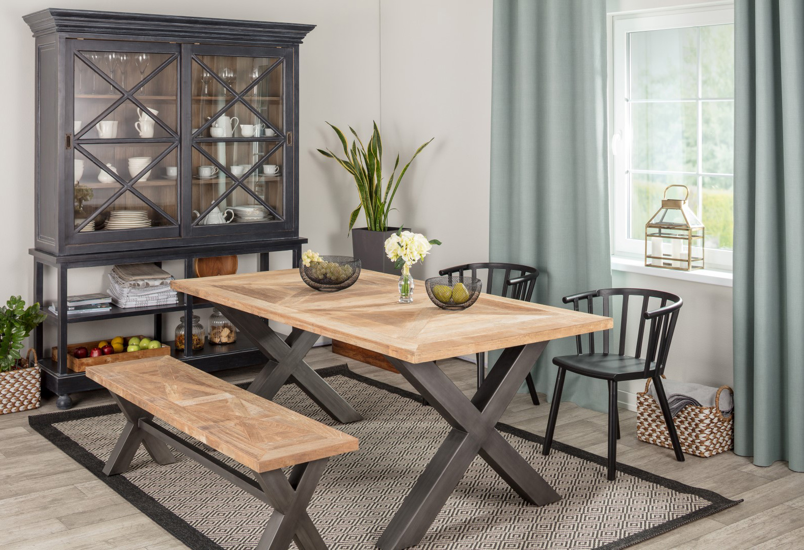 Loft Antique jídelna s mátovým akcentem