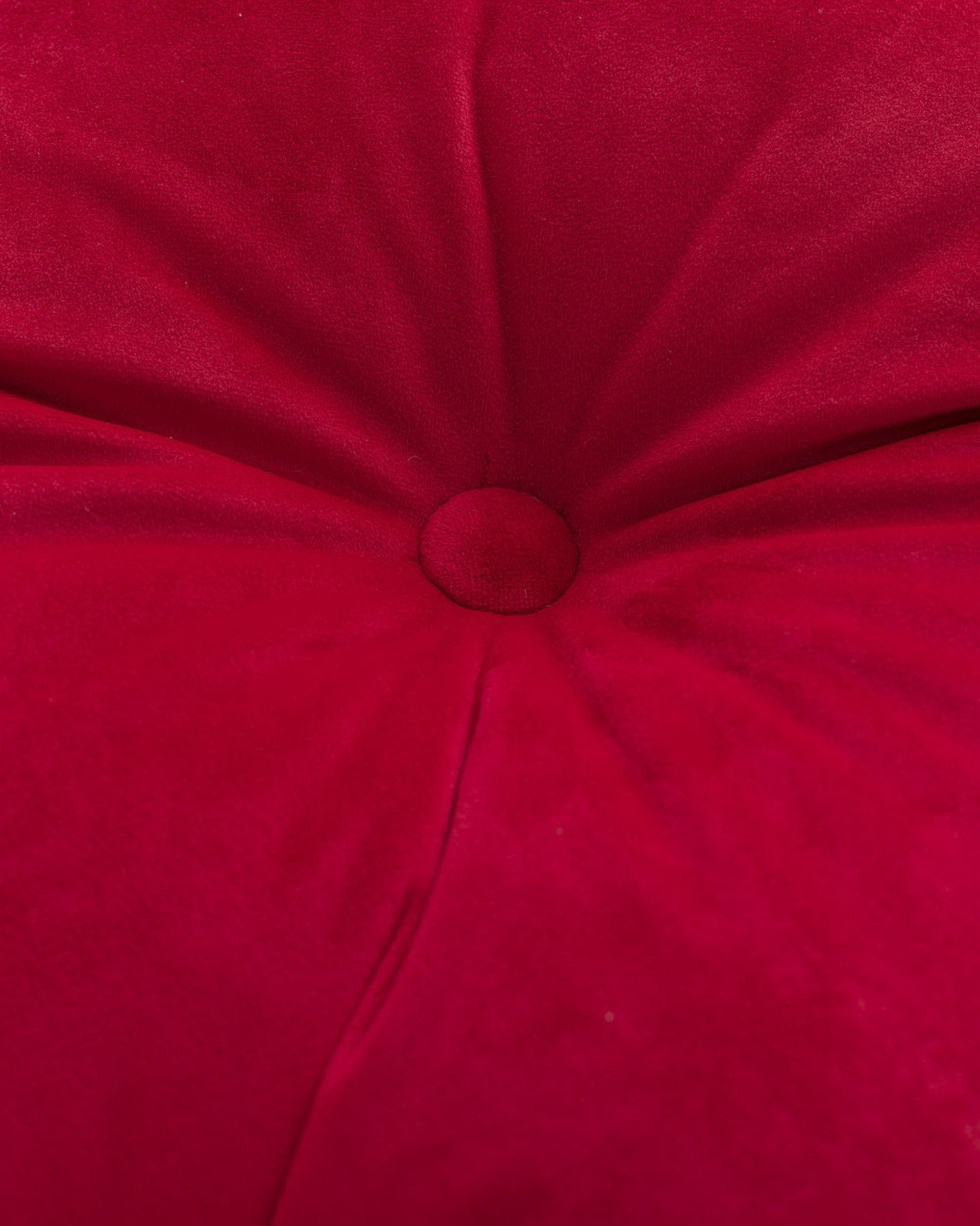 Sametový polštář Velvet s knoflíkem barva červená látka lesklé, sametová (hover)