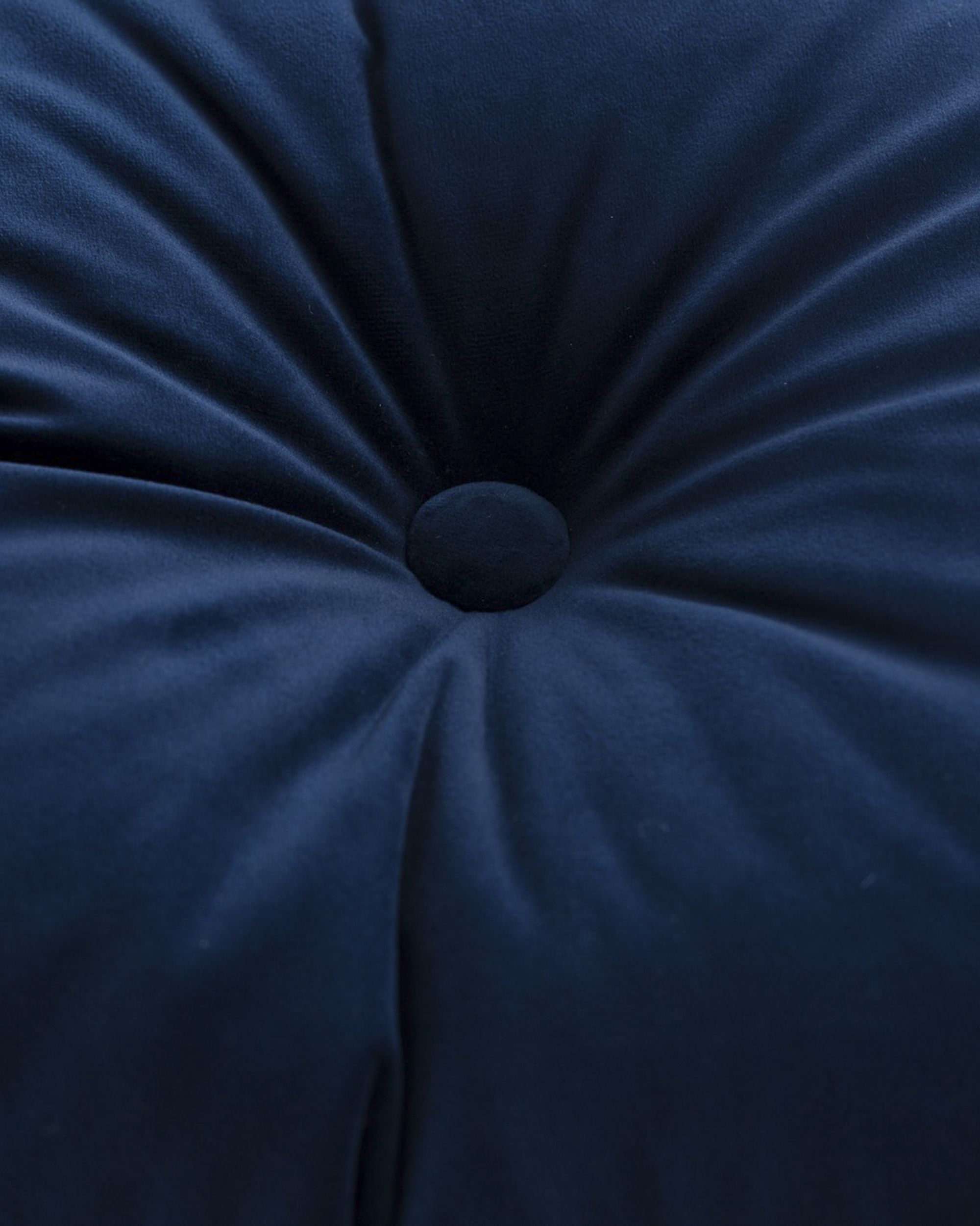 Sametový polštář Velvet s knoflíkem barva tmavě modrá látka lesklé, sametová (hover)