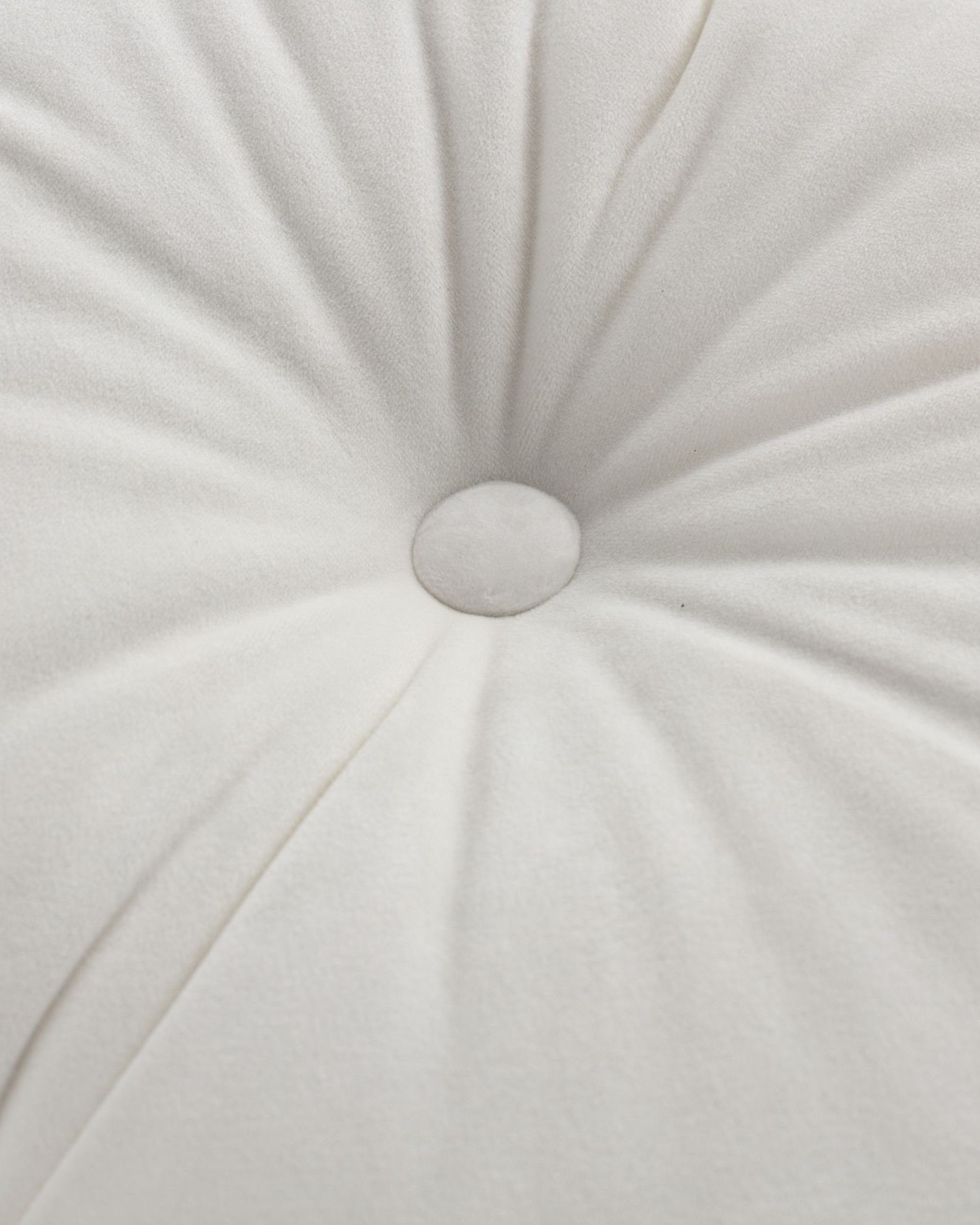 Sametový polštář Velvet s knoflíkem barva krémová látka lesklé, sametová (hover)