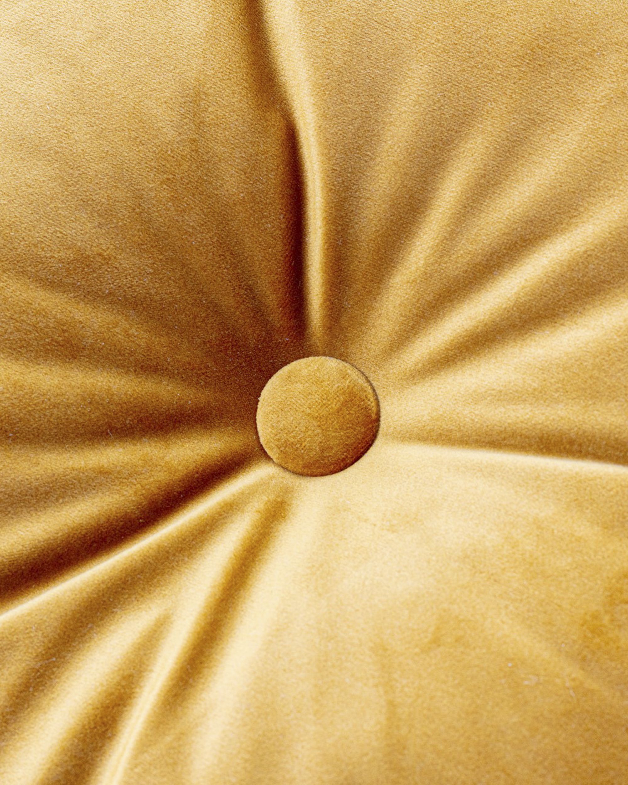 Sametový polštář s knoflíkem barva žlutá látka lesklé, sametová (hover)