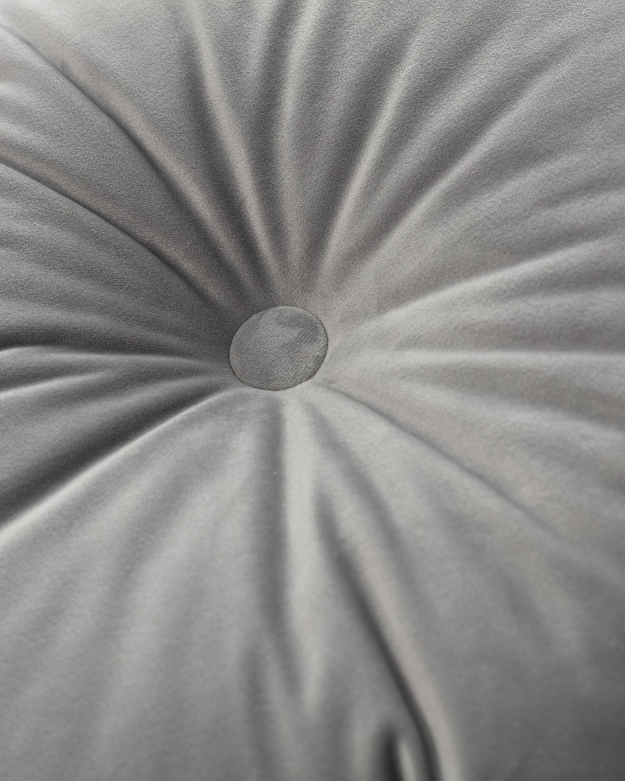 Sametový polštář s knoflíkem barva šedá látka lesklé, sametová (hover)