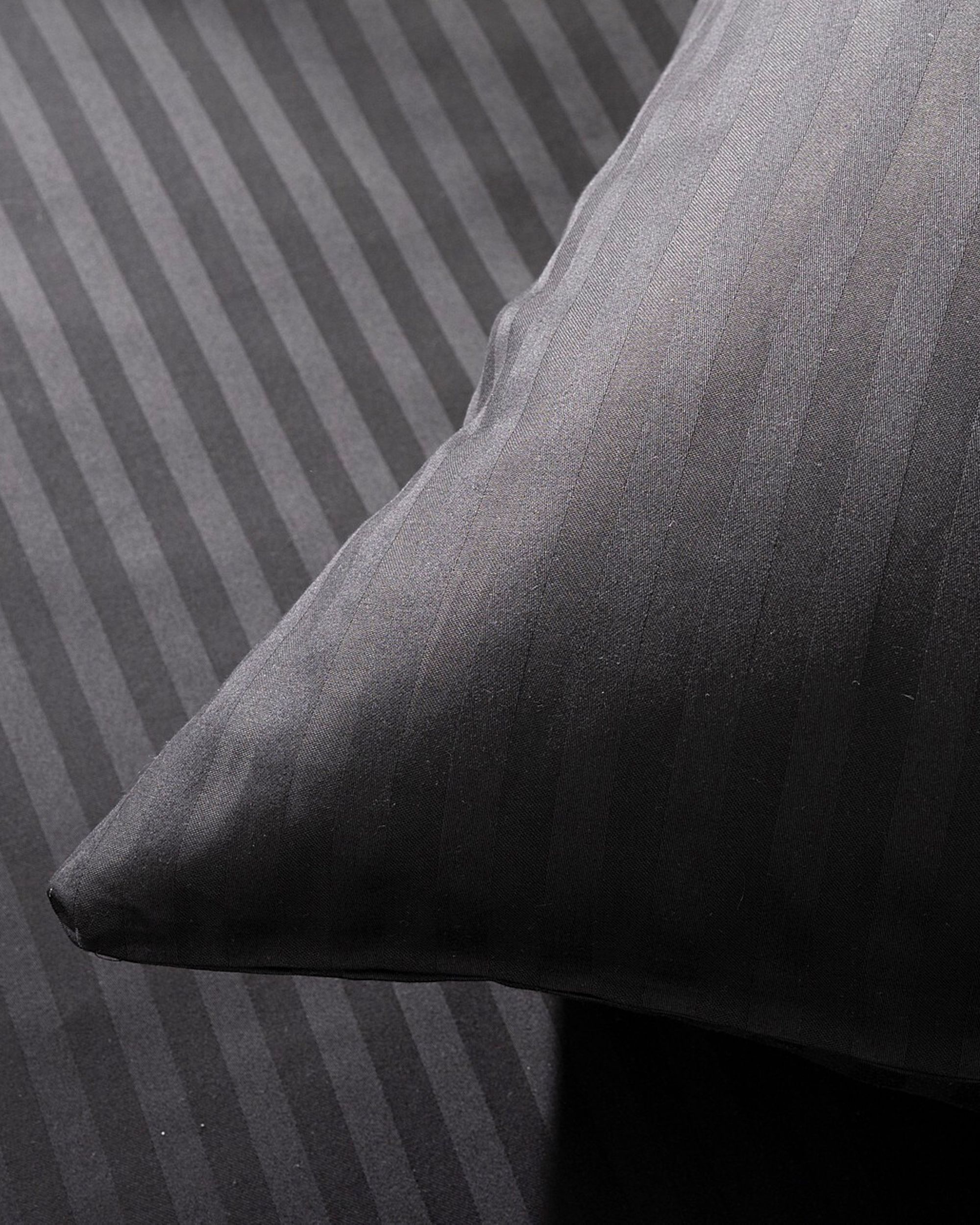 Saténové žakárové povlečení Midnight Shadow 4
